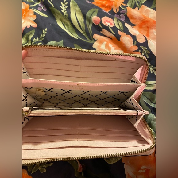 Kate Spade wallet. EUC - Picture 4 of 7
